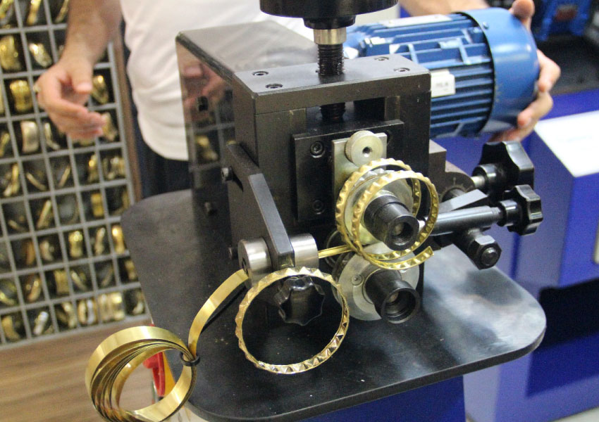 Photo of rolling gold machine